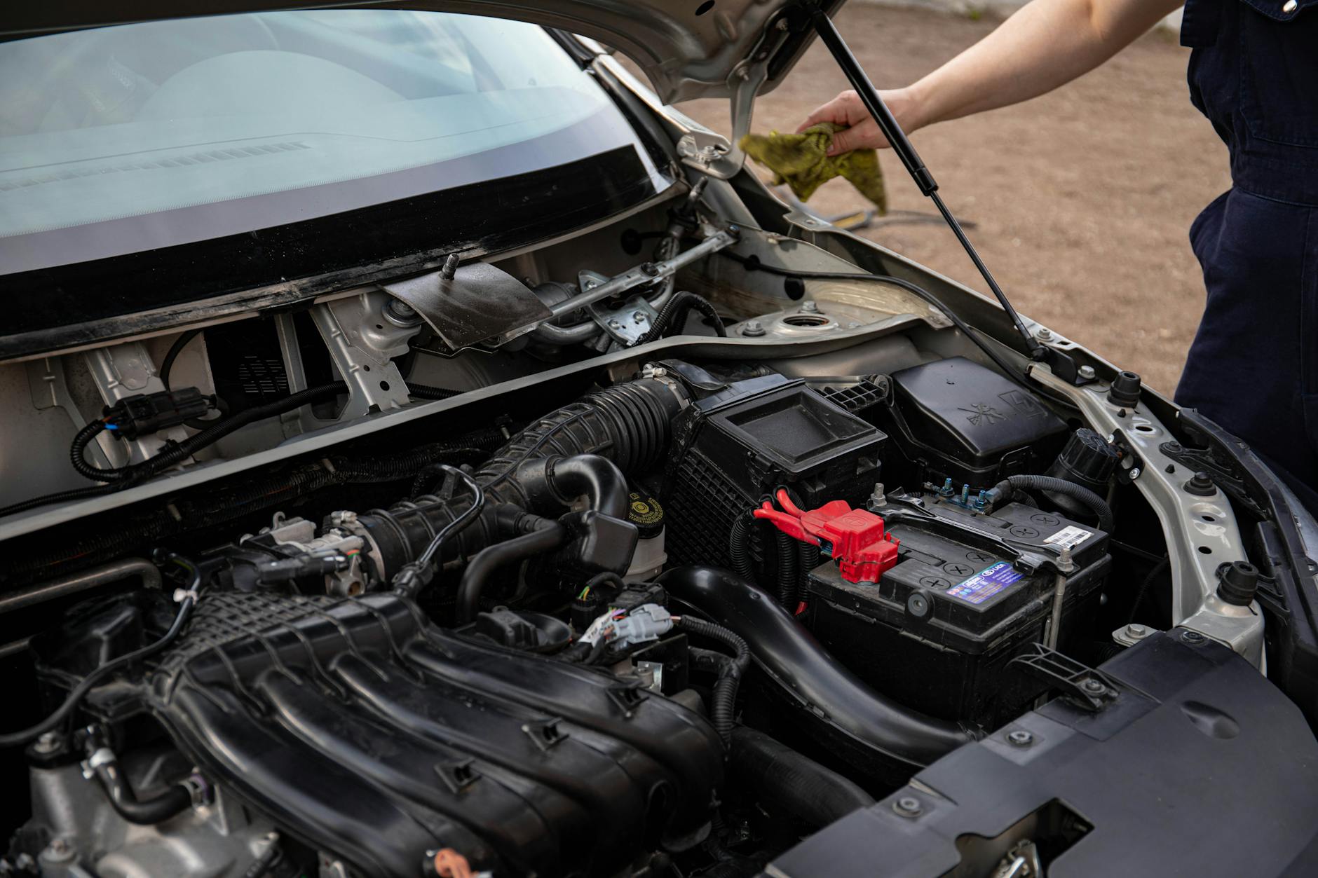 Mechanik sprawdza komorę silnika i akumulator w Renault Captur