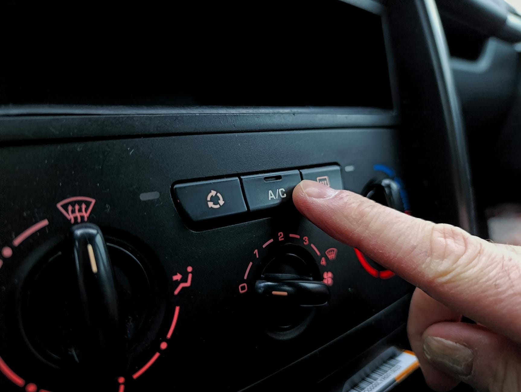 Kierowca reguluje panel klimatyzacji automatycznej w Renault