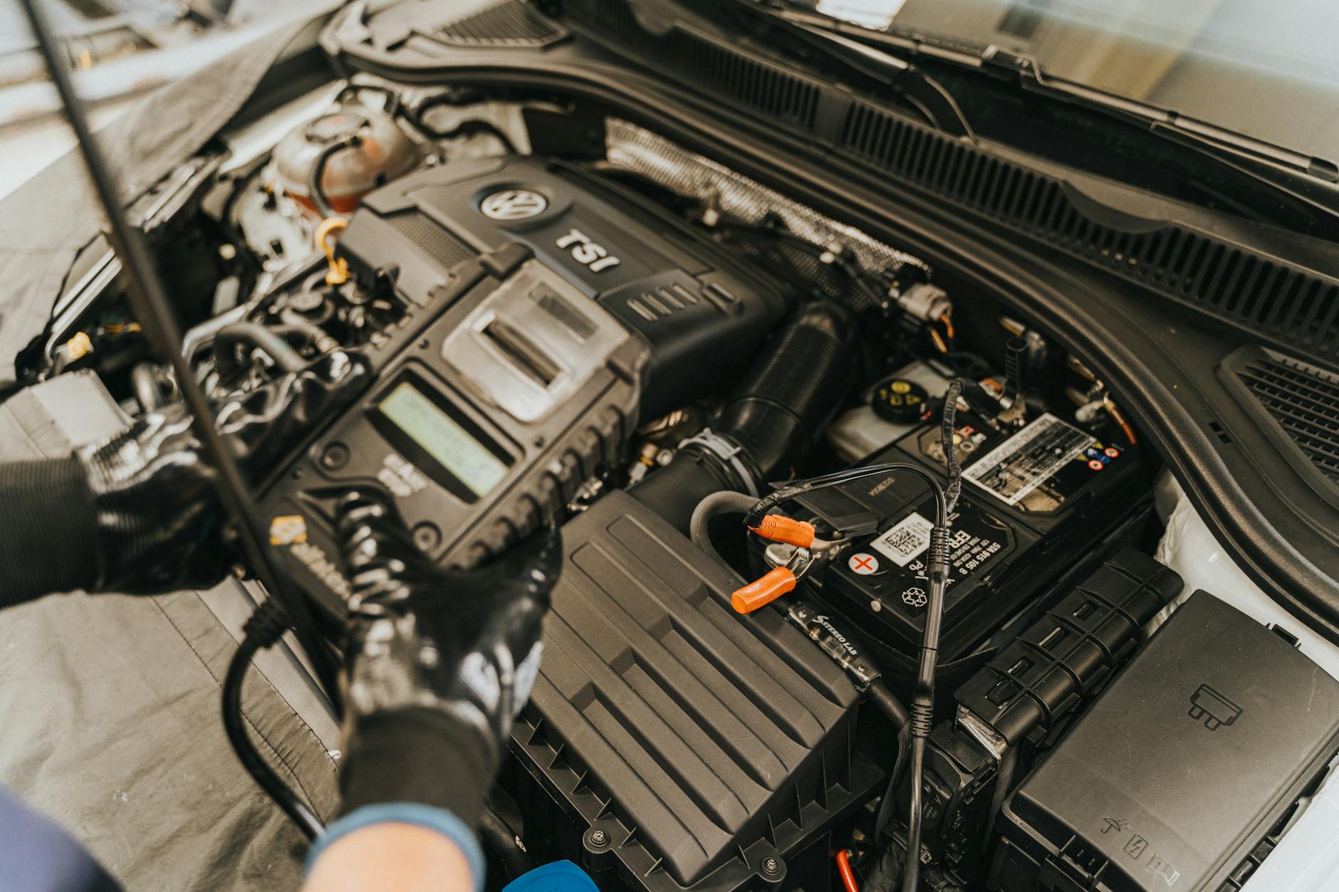 Mechanik diagnozuje silnik auta za pomocą specjalistycznego testera