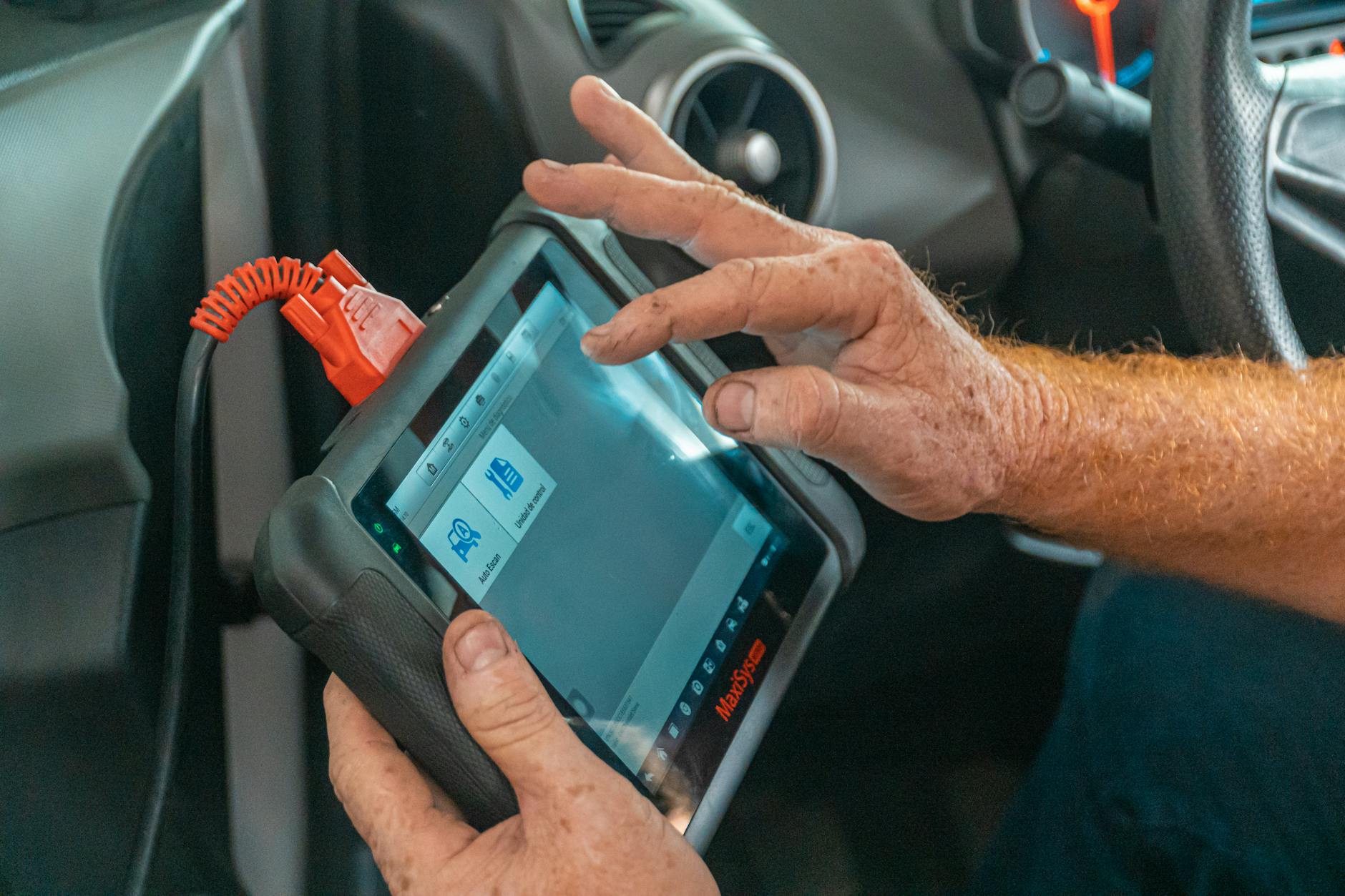 Jak samodzielnie zlokalizować usterkę ABS ESP w Renault bez drogiego komputera serwisowego Mechanik diagnozuje system ABS ESP w Renault za pomocą komputera w aucie