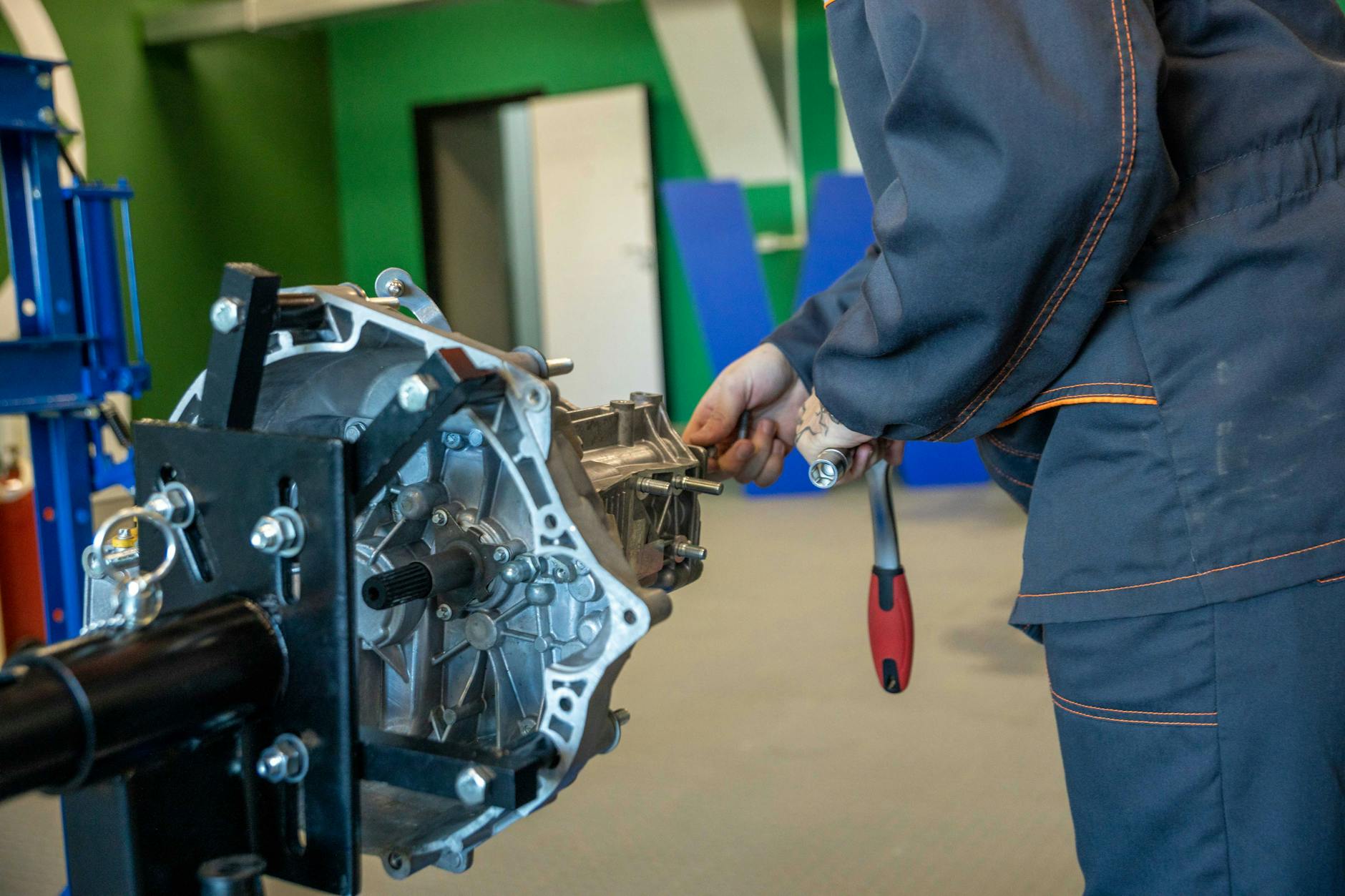 Najczęstsze problemy ze skrzynią biegów Renault Megane i jak je rozpoznać po pierwszych symptomach Mechanik naprawia skrzynię biegów Renault Megane w warsztacie