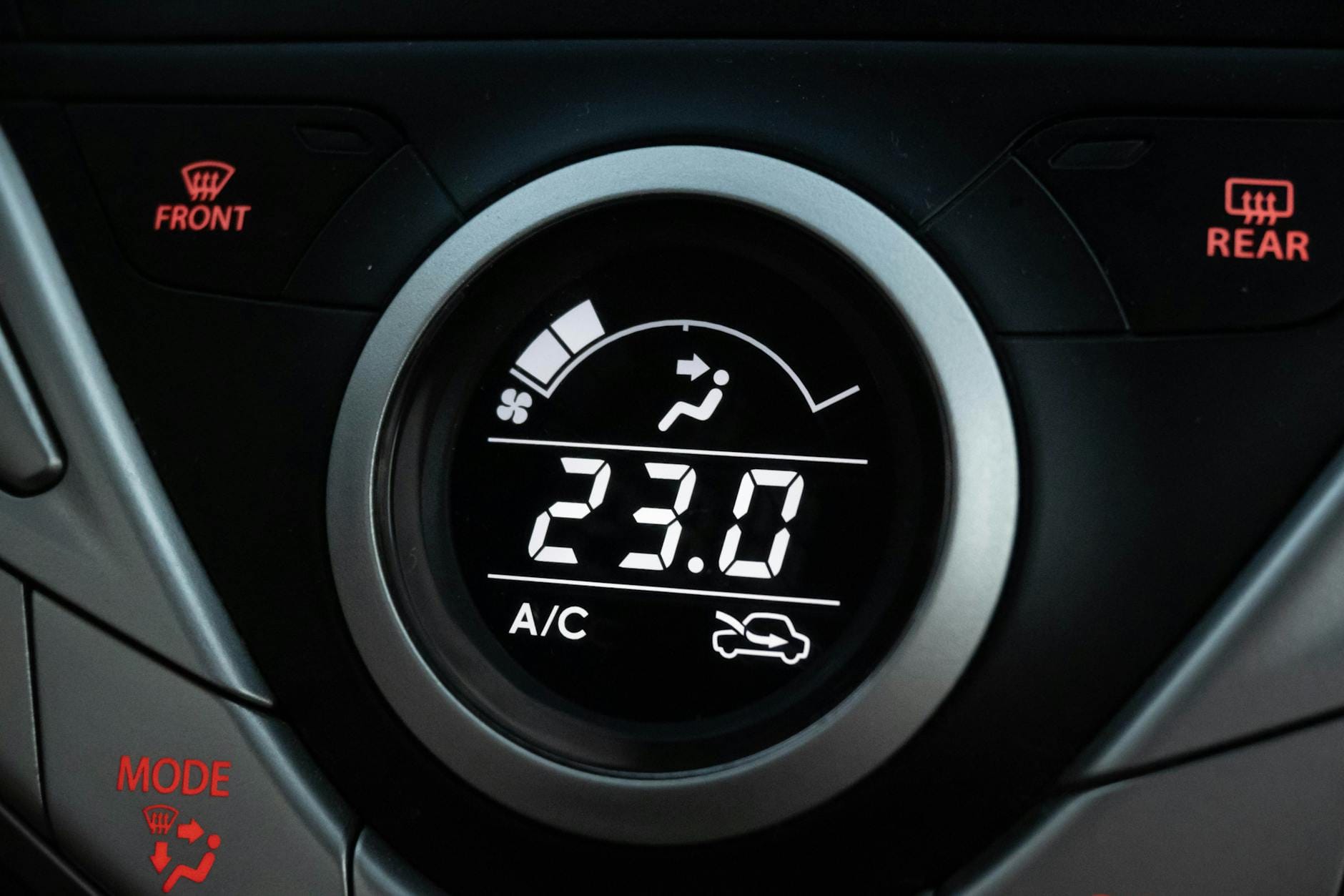 Panel klimatyzacji w samochodzie ustawiony na 23 stopnie