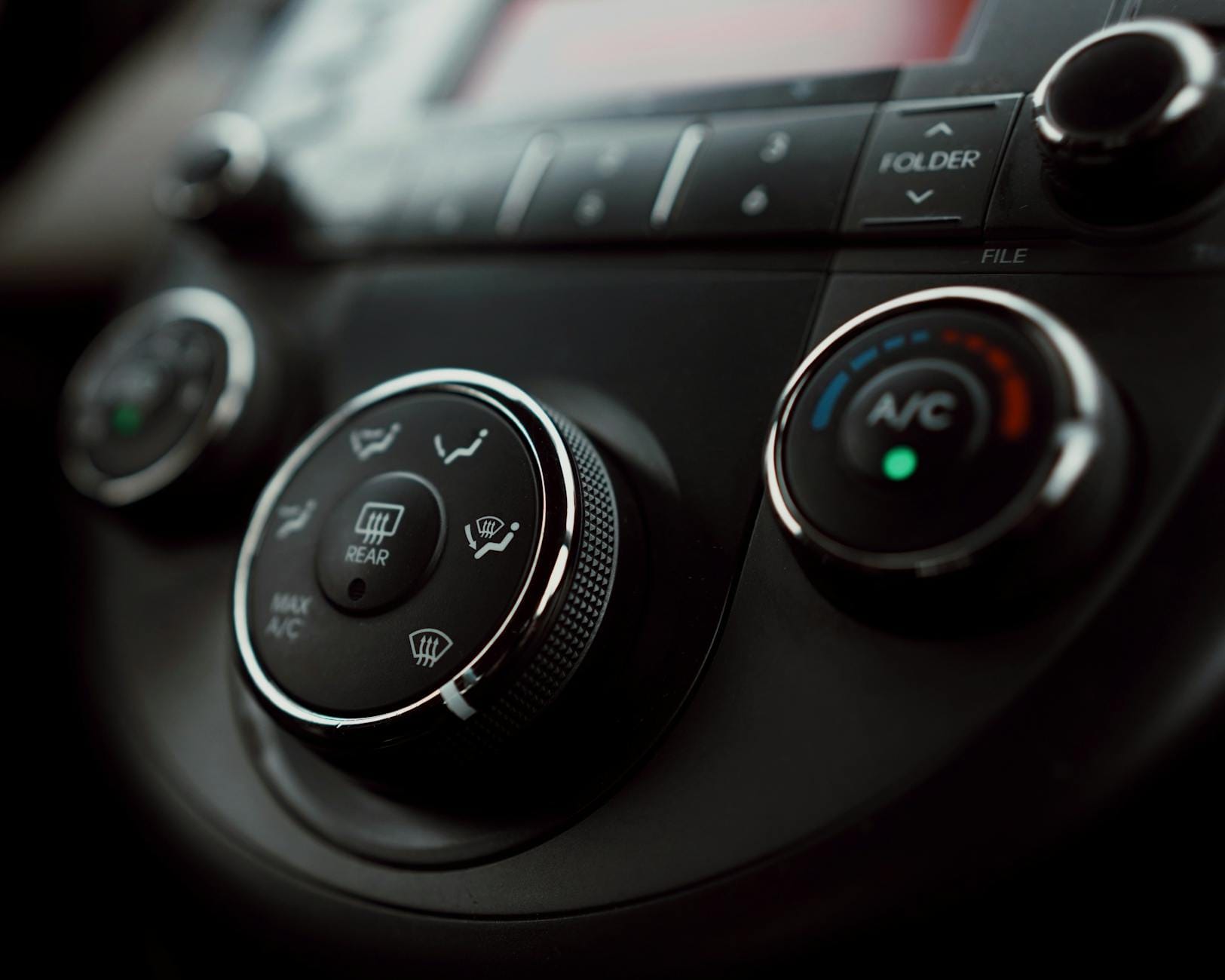 Klimatyzacja automatyczna w Renault wariuje – kompletna lista możliwych usterek Panel sterowania klimatyzacją automatyczną na desce rozdzielczej Renault