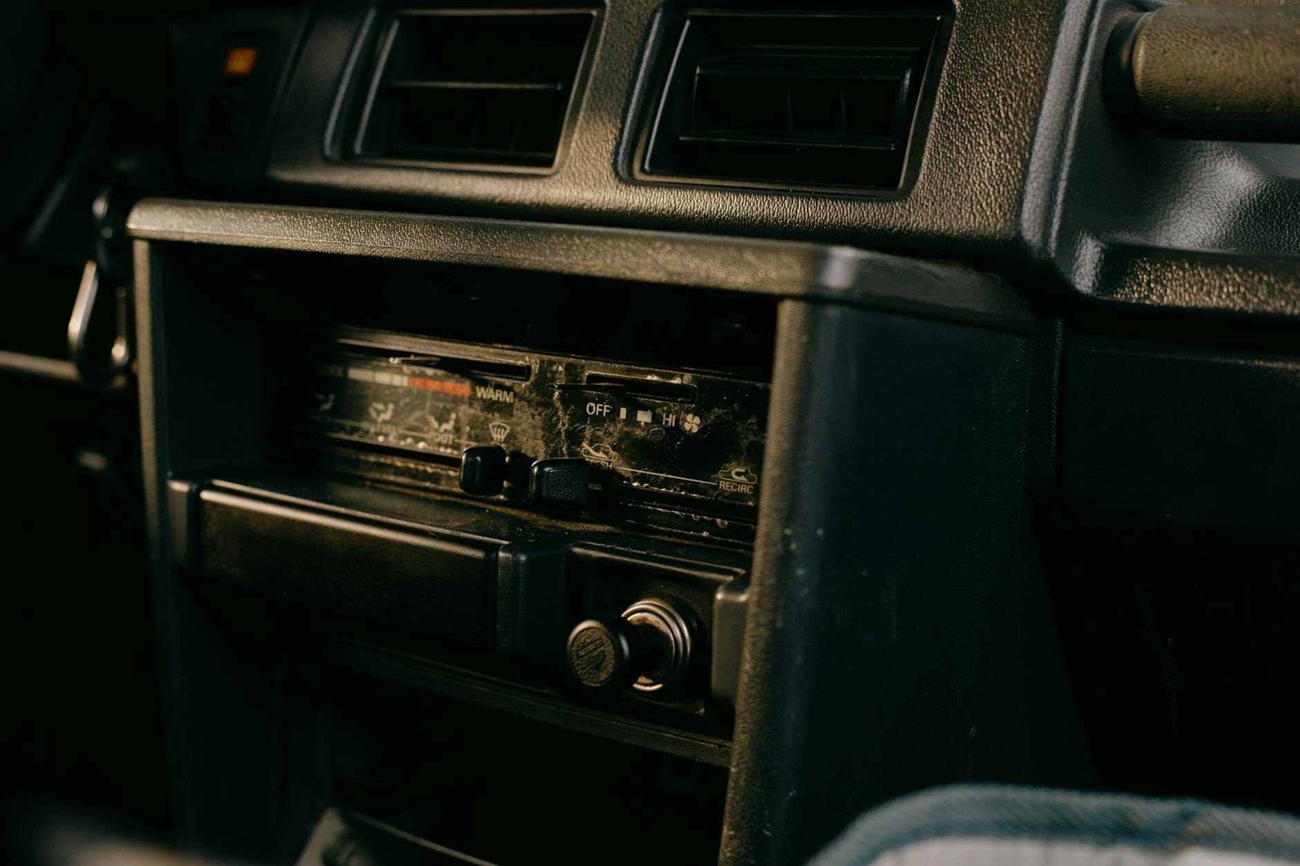 Renault Laguna II długo się nagrzewa i ma zimne nawiewy – szczegółowy poradnik diagnostyczny Stare wnętrze auta zbliżenie na deskę rozdzielczą i panel radia