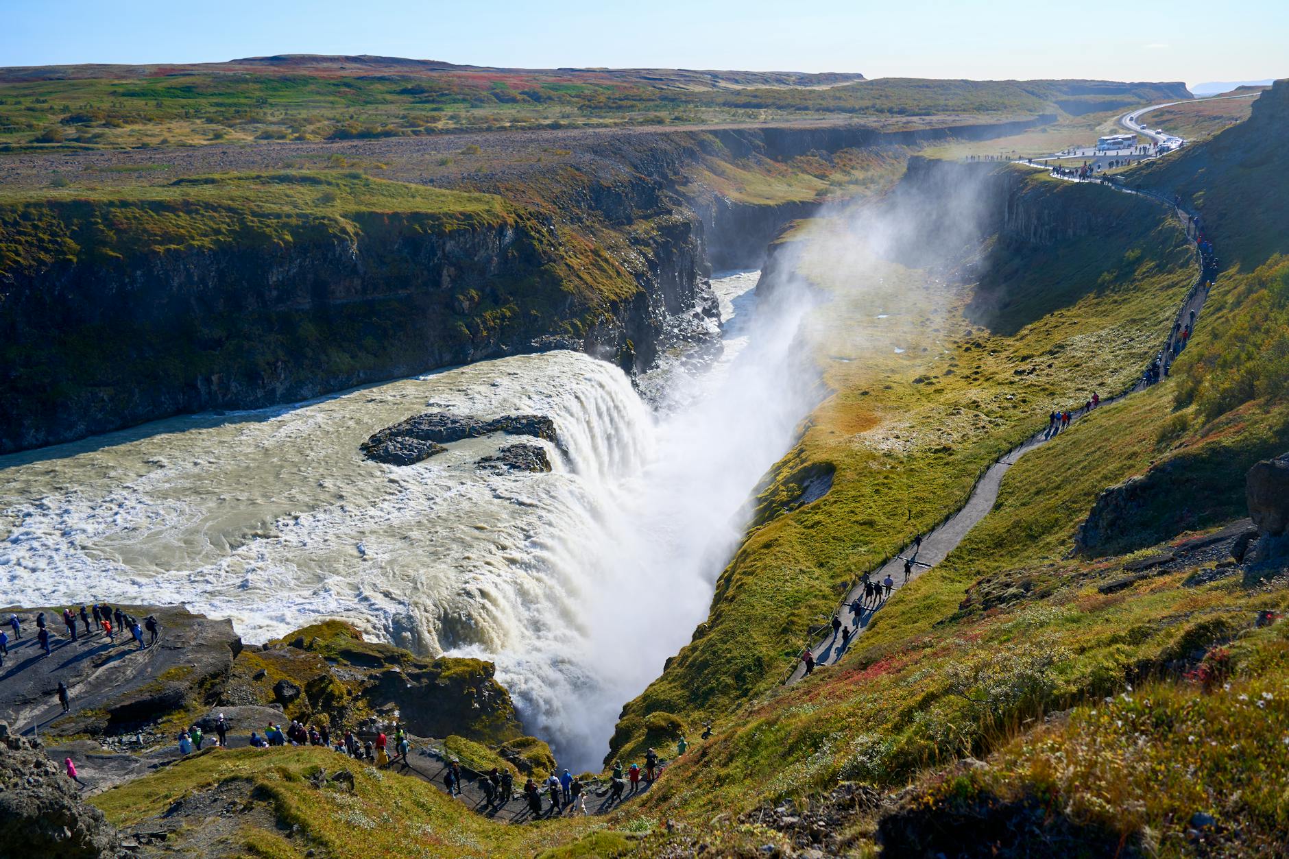 Wodospad Gullfoss na Islandii otoczony zielonymi klifami
