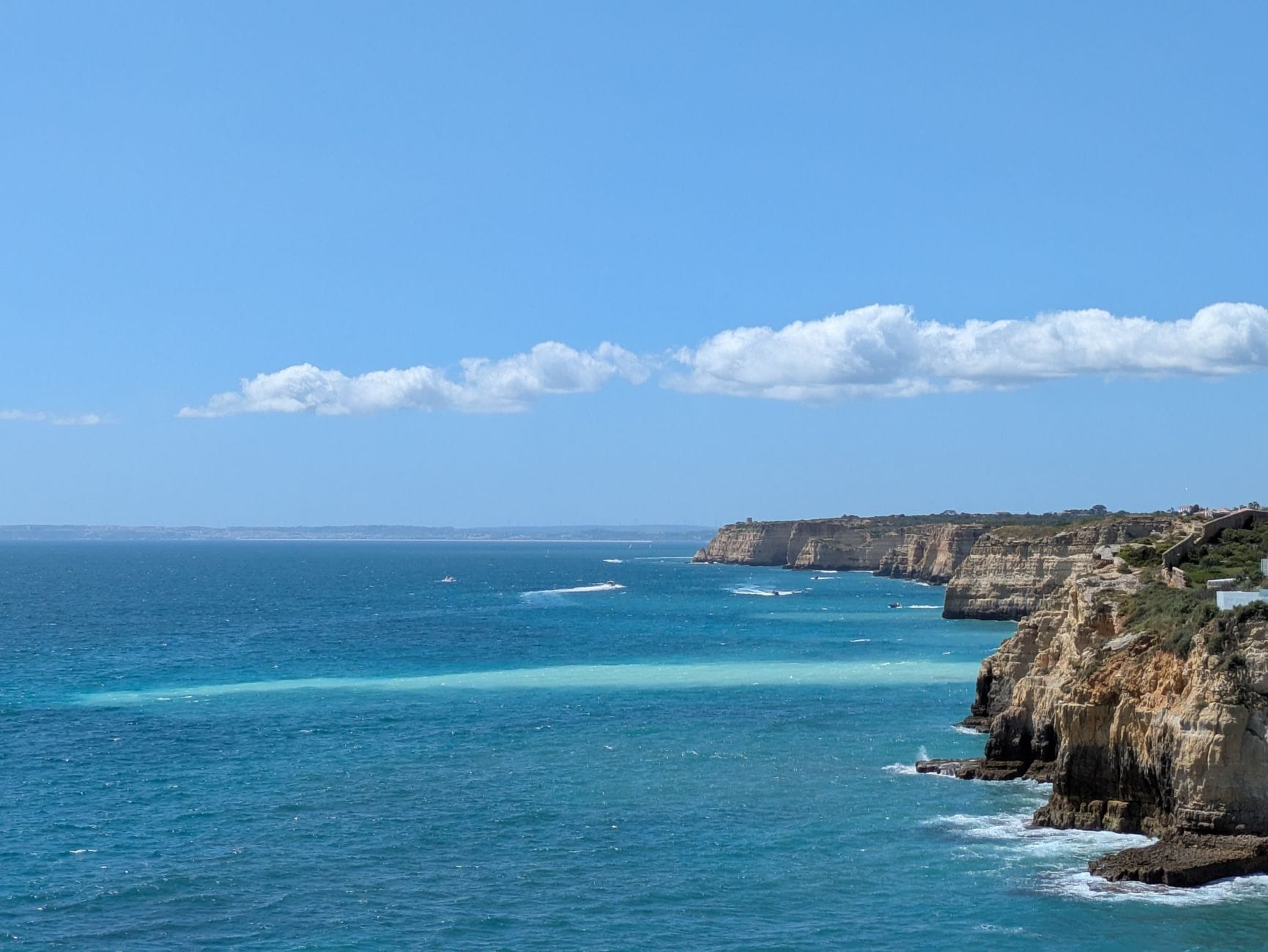 Klifowe wybrzeże Algarve w Faro przy słonecznym, bezchmurnym niebie