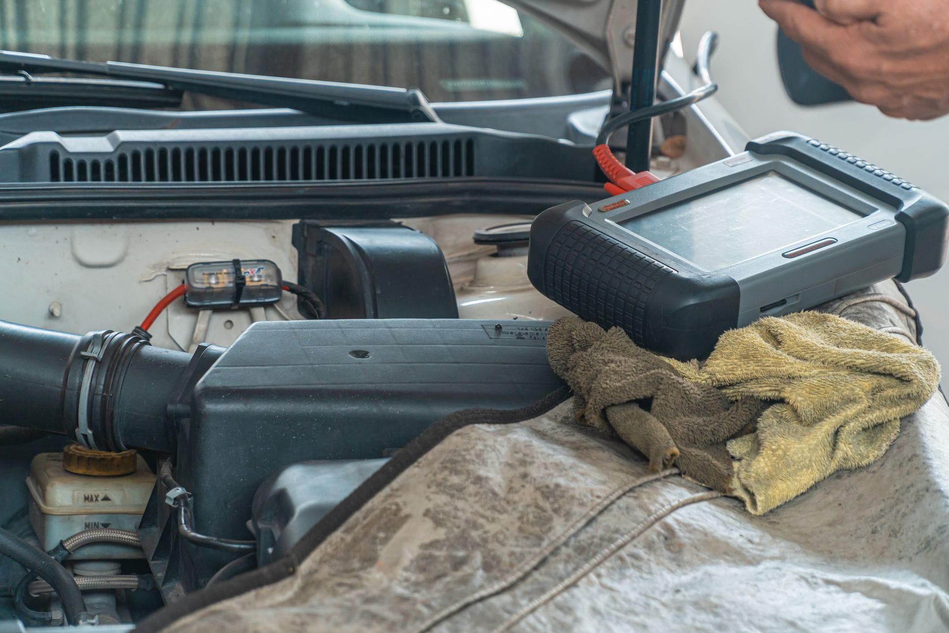 Mechanik diagnozuje elektronikę silnika Renault w warsztacie