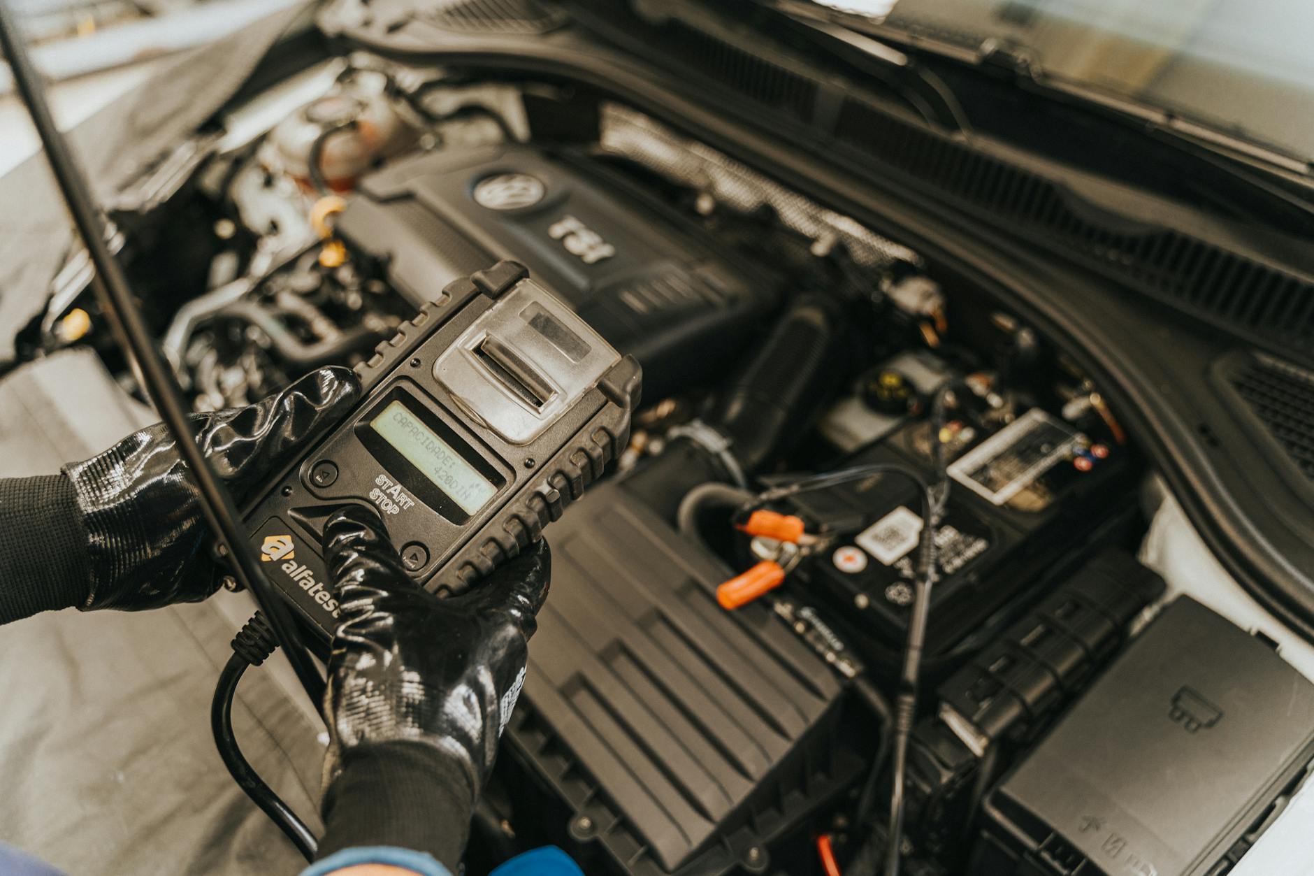 Renault Scenic II – typowe problemy z elektroniką i sposoby ich diagnozy Mechanik diagnozuje elektronikę silnika Renault za pomocą komputera diagnostyczn