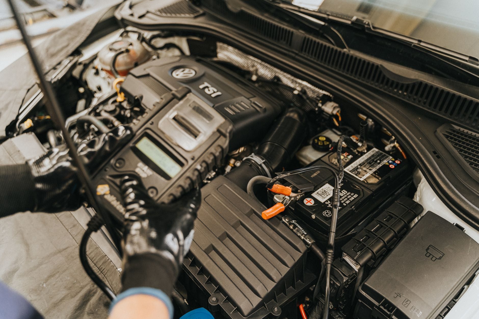 P0011 P0014 w silnikach Renault co oznaczają błędy faz rozrządu i jak je potwierdzić Mechanik diagnozuje silnik samochodu przy użyciu komputera diagnostycznego