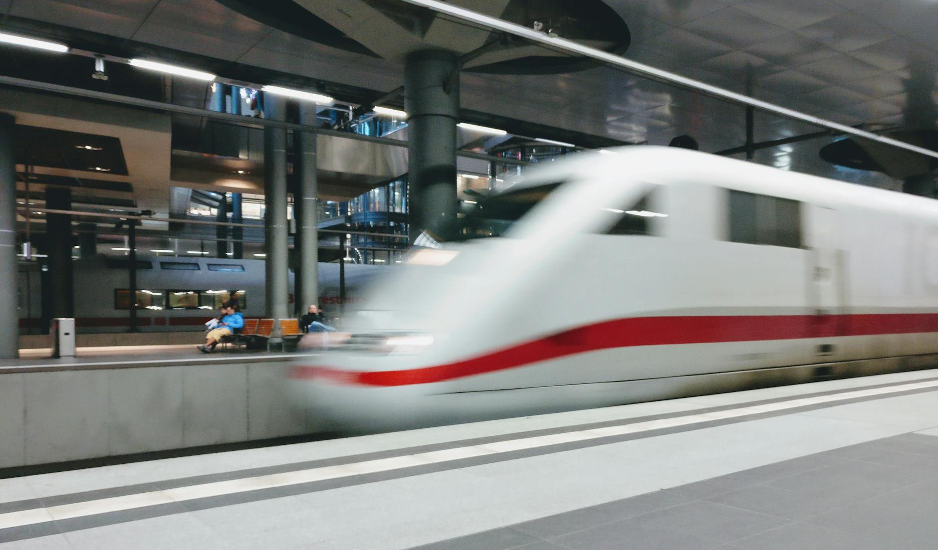 Historia Pendolino w Polsce: rozwój, trasy i znaczenie dla kolei dużych prędkości Pendolino w rozmytym ruchu na peronie nowoczesnej stacji kolejowej
