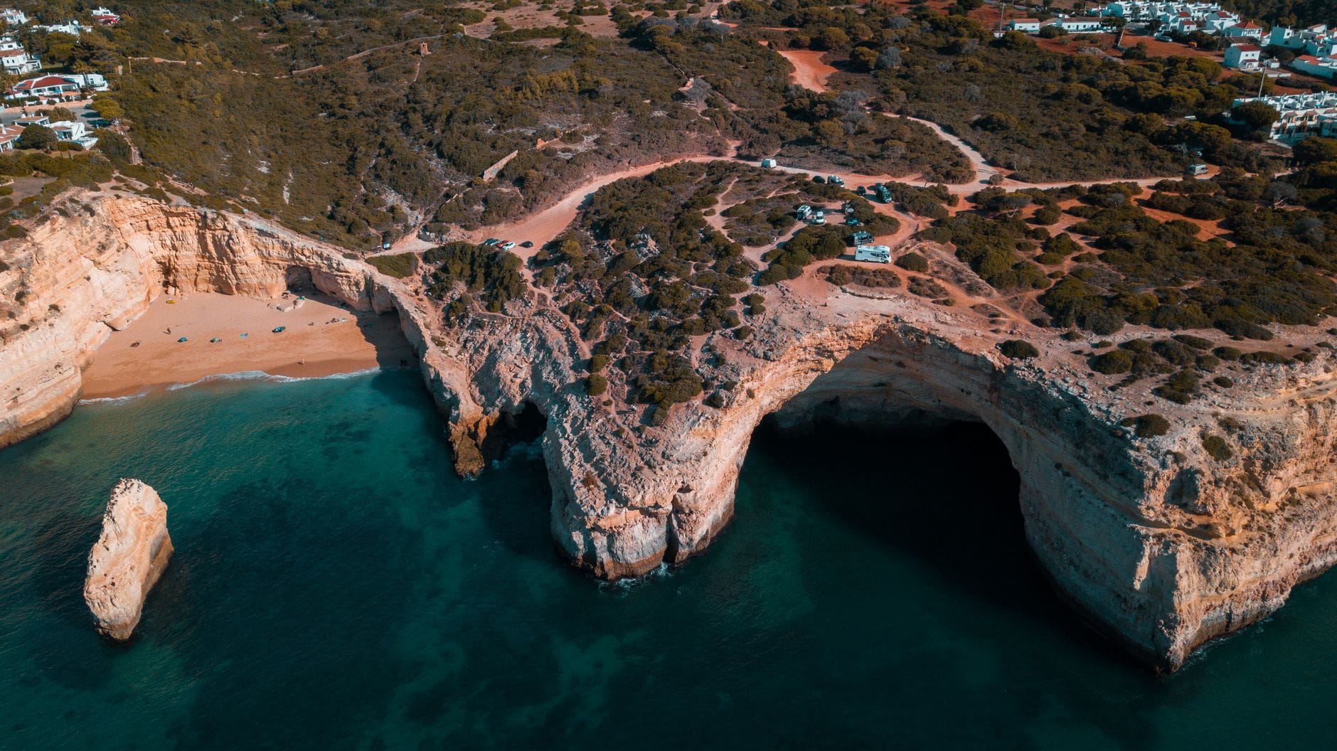 Widok z lotu ptaka na skaliste klify Algarve i piaszczystą plażę nad Atlantykiem