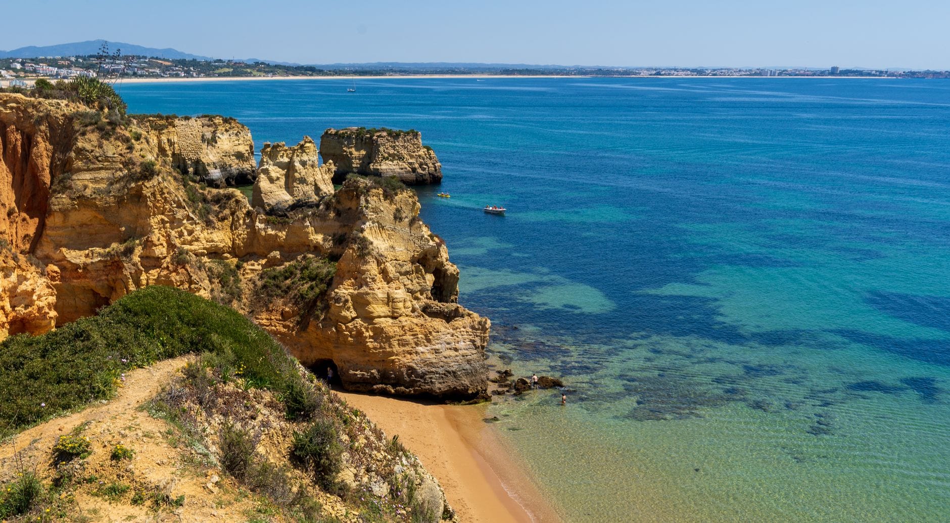 Złote klify Algarve nad spokojnym, turkusowym oceanem