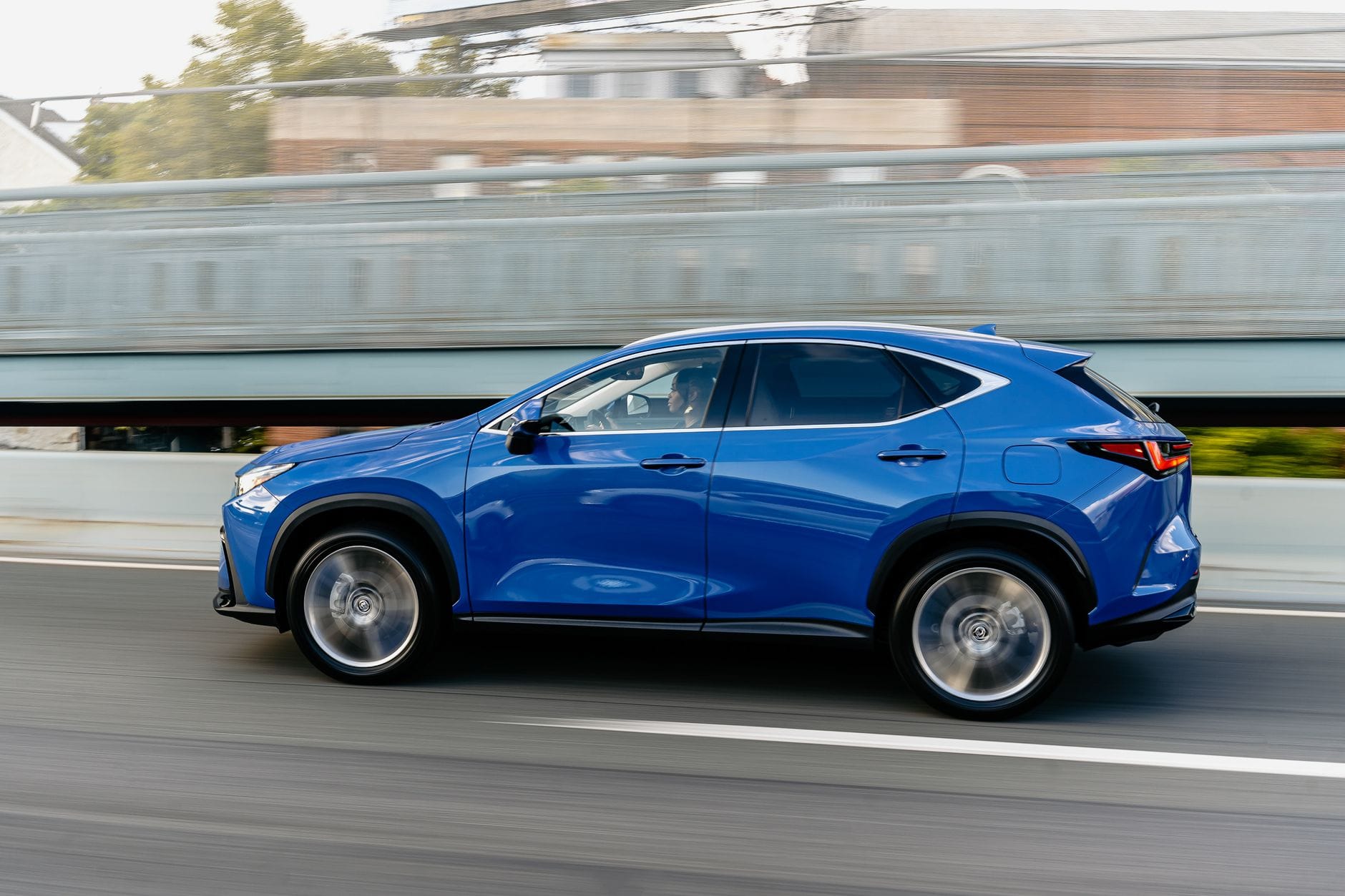 Porównanie Renault Arkana i Captur który crossover wybrać do miasta a który w trasę aby nie przepłacić Niebieski crossover Renault jedzie dynamicznie po miejskiej ulicy
