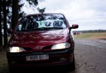 Karta Hands Free w Renault nie działa: wymiana baterii, brak wykrywania i naprawa Czerwony Renault Scenic na wiejskiej drodze