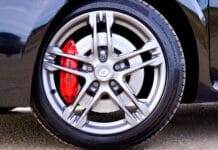 Koło Renault Scenic z czerwonym zaciskiem hamulcowym